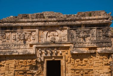 Antik Maya çizimler taş üzerinde. Taş dokusu. Chichen Itza, Meksika. Yucatan