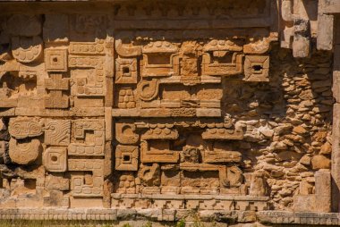 Antik Maya çizimler taş üzerinde. Taş dokusu. Chichen Itza, Meksika. Yucatan