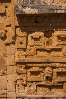 Antik Maya çizimler taş üzerinde. Taş dokusu. Chichen Itza, Meksika. Yucatan