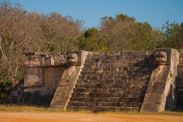 Antigua ciudad maya, edificios parcialmente conservados: escaleras y escultura. Chichén-Itzá, México. Yucatán —  Fotos de Stock