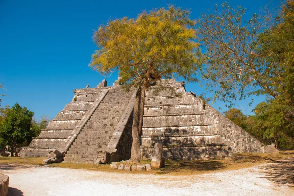 Starověké mayské pyramidy na starém městě. Zničené pyramidy. Chichén Itzá, Mexiko. Yucatan — Stock fotografie