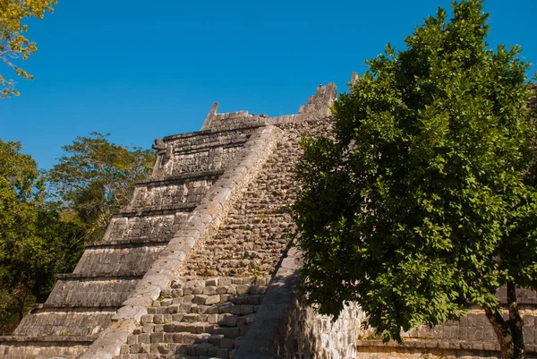 Eski şehir Antik Maya piramitleri. Yok edilen piramit. Chichen Itza, Meksika. Yucatan — Stok fotoğraf