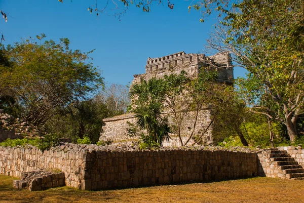 Antica città maya, edifici parzialmente conservati. Chichen-Itza, Messico. Yucatan — Foto Stock