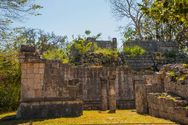 Starożytnego miasta Majów. Zniszczone budynki i piramid w lesie. Chichén Itzá, Meksyk. Yucatan — Zdjęcie stockowe