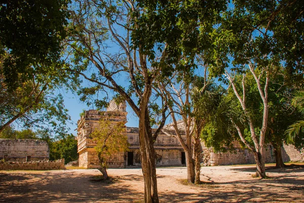 Antik Maya şehir. Binalar ve Piramitler ormandaki yok. Chichen Itza, Meksika. Yucatan — Stok fotoğraf