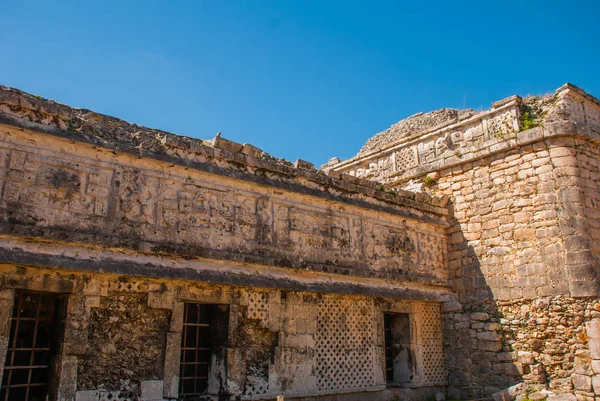 Antichi disegni Maya su pietra. La consistenza della pietra. Chichen-Itza, Messico. Yucatan — Foto Stock