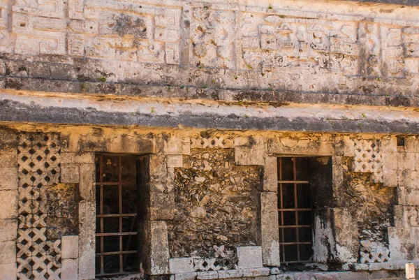 Forntida Maya ritningar på stenen. Texturen av stenen. Chichen-Itza, Mexiko. Yucatan — Stockfoto