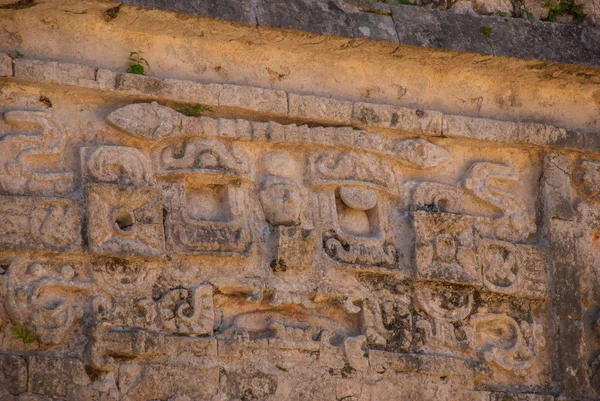 Dibujos mayas antiguos sobre piedra. La textura de la piedra. Chichén-Itzá, México. Yucatán —  Fotos de Stock
