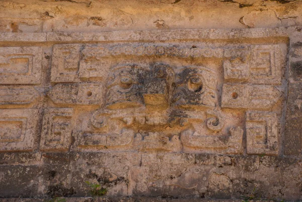 Αρχαία Mayan σχέδια στην πέτρα. Την υφή της πέτρας. Το Chichen-Itza, Μεξικό. Χερσόνησος Γιουκατάν — Φωτογραφία Αρχείου