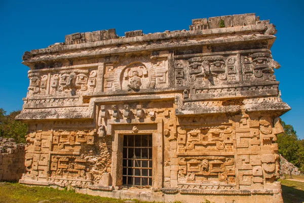 Gamla Maya staden. Förstörde byggnader och pyramiderna i skogen. Chichen-Itza, Mexiko. Yucatan — Stockfoto