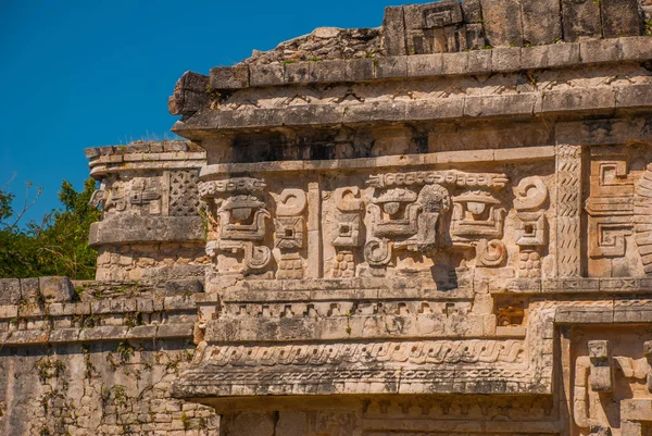 Ancient Mayan drawings on stone. The texture of the stone. Chichen-Itza, Mexico. Yucatan — Stock Photo, Image