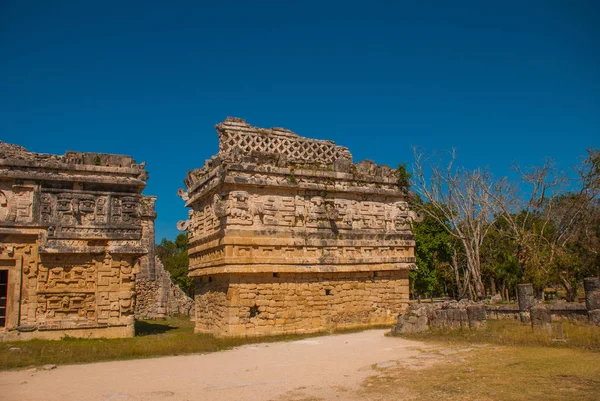 Den gamle maya-by. Ødelagte bygninger og pyramider i skoven. Chichen-Itza, Mexico. Yucatan - Stock-foto