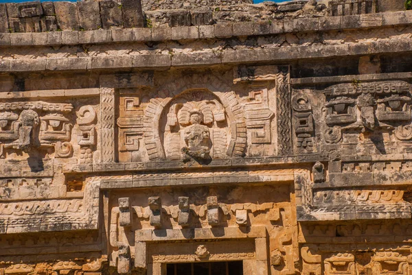 Starożytnych Majów rysunki na kamieniu. Tekstura kamień. Chichén Itzá, Meksyk. Yucatan — Zdjęcie stockowe
