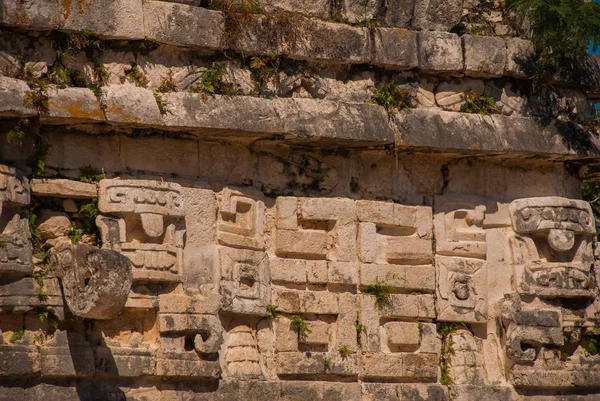 Древние рисунки майя на камне. Текстура камня. Чичен-Ица, Мексика. Юкатан — стоковое фото