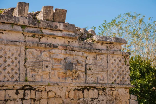 Dibujos mayas antiguos sobre piedra. La textura de la piedra. Chichén-Itzá, México. Yucatán — Foto de Stock