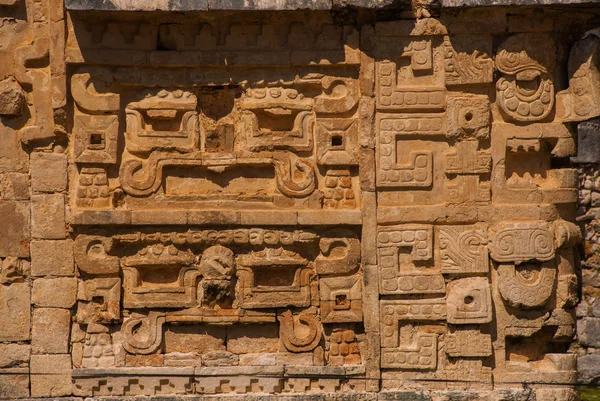 Dibujos mayas antiguos sobre piedra. La textura de la piedra. Chichén-Itzá, México. Yucatán — Foto de Stock