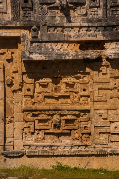 Dibujos mayas antiguos sobre piedra. La textura de la piedra. Chichén-Itzá, México. Yucatán — Foto de Stock