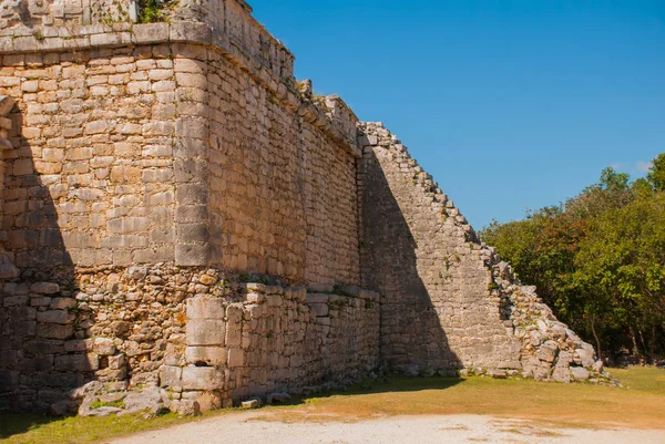 Schody s kroky. Starověkého mayského města. Zničené budovy a pyramid. Chichén Itzá, Mexiko. Yucatan — Stock fotografie