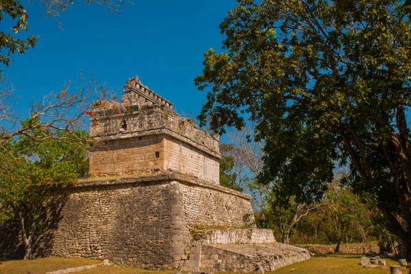 Ancient Mayan city. Destroyed buildings and pyramids in the forest. Chichen-Itza, Mexico. Yucatan — Stock Photo, Image