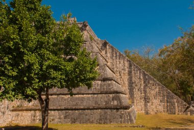 Antik Maya piramit adımları ile. Eski harabe şehrin Maya. Chichen Itza, Meksika. Yucatan
