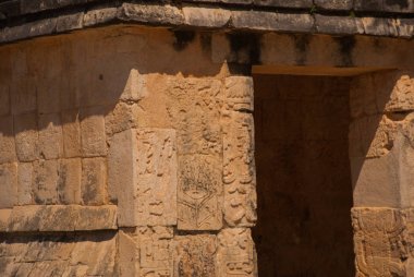 Antik Maya çizimler taş üzerinde. Taş dokusu. Chichen Itza, Meksika. Yucatan