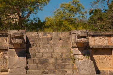 Merdiven ve köşelerdeki Maya heykel. Antik Maya şehir. Chichen Itza, Meksika. Yucatan