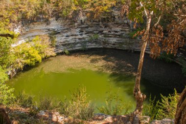 Hipotermik piramitleri toprakları üzerinde yer alır. Chichen Itza Meksika