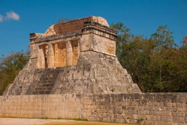 Antik Maya şehir. Harap binalar ve piramitler. Chichen Itza, Meksika. Yucatan