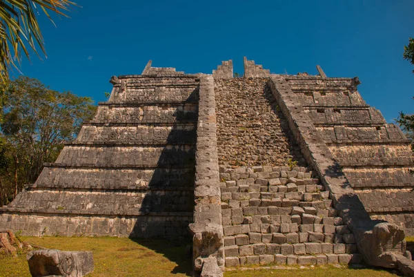 Antigua pirámide maya con escalones. La vieja ciudad arruinada de los mayas. Chichén-Itzá, México. Yucatán —  Fotos de Stock