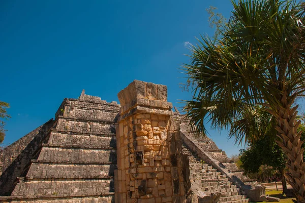 Antigua pirámide maya con escalones. La vieja ciudad arruinada de los mayas. Chichén-Itzá, México. Yucatán —  Fotos de Stock