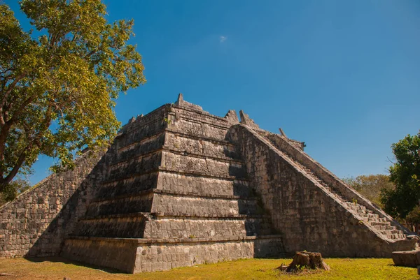 Antigua pirámide maya con escalones. La vieja ciudad arruinada de los mayas. Chichén-Itzá, México. Yucatán — Foto de Stock