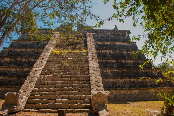 Pirâmide maia antiga com degraus. A velha cidade arruinada dos maias. Chichen-Itza, México. Iucatano — Fotografia de Stock