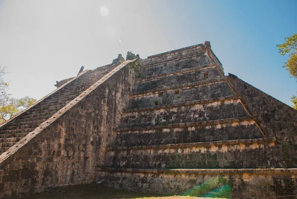 Pirâmide maia antiga com degraus. A velha cidade arruinada dos maias. Chichen-Itza, México. Iucatano — Fotografia de Stock