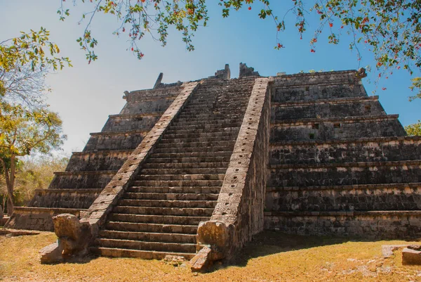 Antik Maya piramit adımları ile. Eski harabe şehrin Maya. Chichen Itza, Meksika. Yucatan — Stok fotoğraf