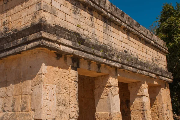 Forntida Maya ritningar på stenen. Texturen av stenen. Chichen-Itza, Mexiko. Yucatan — Stockfoto