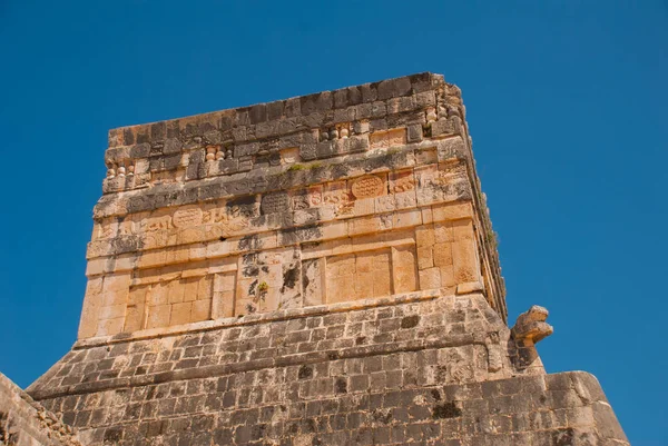 Starověké mayské kresby na kameni. Textura kamene. Chichén Itzá, Mexiko. Yucatan — Stock fotografie