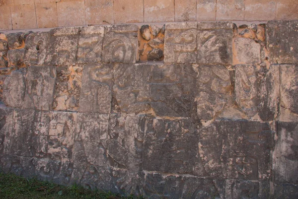 Ősi maja rajzok kő. A textúra a kő. Chichén-Itzá, Mexikó. Yucatan — Stock Fotó