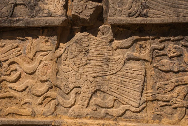 Oude Maya tekeningen op steen. De textuur van de steen. Chichen Itza, Mexico. Yucatan — Stockfoto