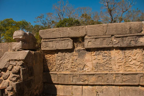 Oude Maya tekeningen op steen. De textuur van de steen. Chichen Itza, Mexico. Yucatan — Stockfoto