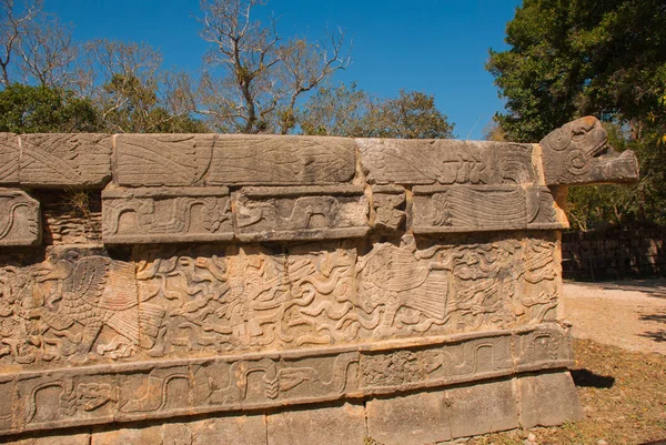 Dibujos mayas antiguos sobre piedra. La textura de la piedra. Chichén-Itzá, México. Yucatán — Foto de Stock