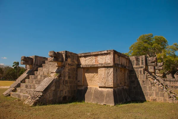 Escadas e escultura maia nos cantos. Cidade Maia Antiga. Chichen-Itza, México. Iucatano — Fotografia de Stock