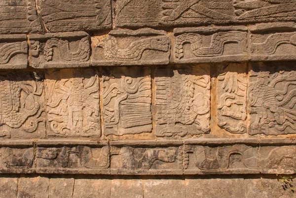 Dibujos mayas antiguos sobre piedra. La textura de la piedra. Chichén-Itzá, México. Yucatán — Foto de Stock