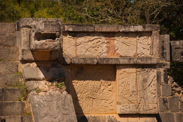 La escultura de los Maya. Antigua ciudad maya. Chichén-Itzá, México. Yucatán —  Fotos de Stock
