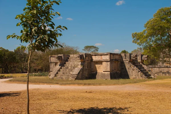 Escaleras y escultura maya en las esquinas. Antigua ciudad maya. Chichén-Itzá, México. Yucatán —  Fotos de Stock