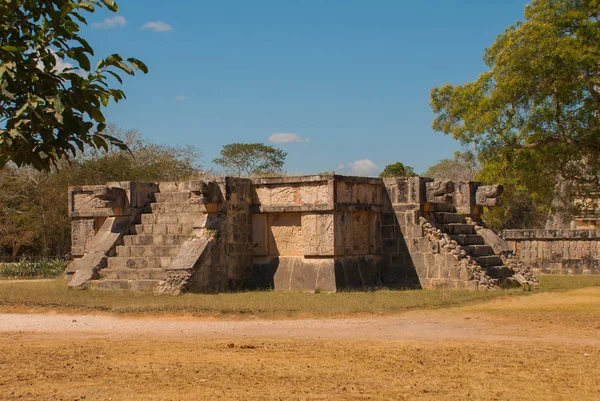 Schody i rzeźby Majów na rogach. Starożytnego miasta Majów. Chichén Itzá, Meksyk. Yucatan — Zdjęcie stockowe