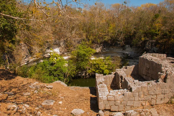 Cenote se encuentra en el territorio de las pirámides. Chichén Itzá en México —  Fotos de Stock