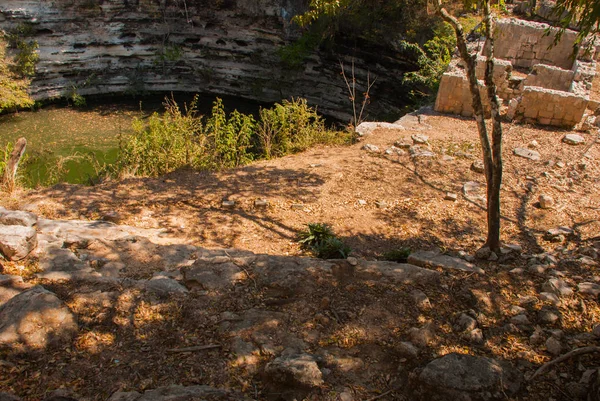 Cenote befindet sich auf dem Territorium der Pyramiden. chichen itza in mexiko — Stockfoto