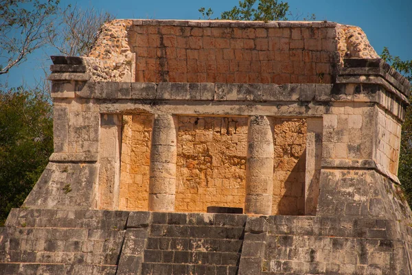 Alte Maya-Stadt. zerstörte Gebäude und Pyramiden. chichen-itza, Mexiko. Yukatan — Stockfoto