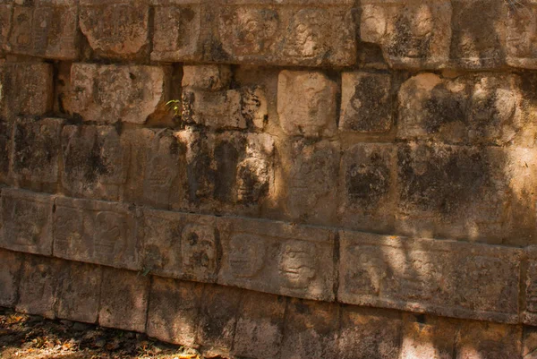 Kafatası Maya.The doku taş taş üzerinde çizimler. Chichen Itza, Meksika. Yucatan — Stok fotoğraf