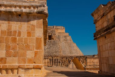 Piramit Uxmal, Klasik dönem Antik Maya kenti. Maya kültürünün en önemli arkeolojik sitelerinden birini. Yucatan, Meksika